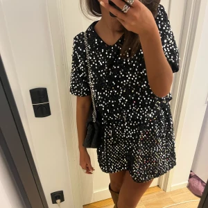 Glittrig klänning  - Säljer denna glittriga klänningen från vila. Skriv vid intresse. Köparen står för frakten 💖💖