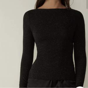 Säljer min supersnygga intimissimi tröja i svart med glitter på. Den är knappt använd och supersnygg att ha på sig både i vardagen och på fest! ❣️