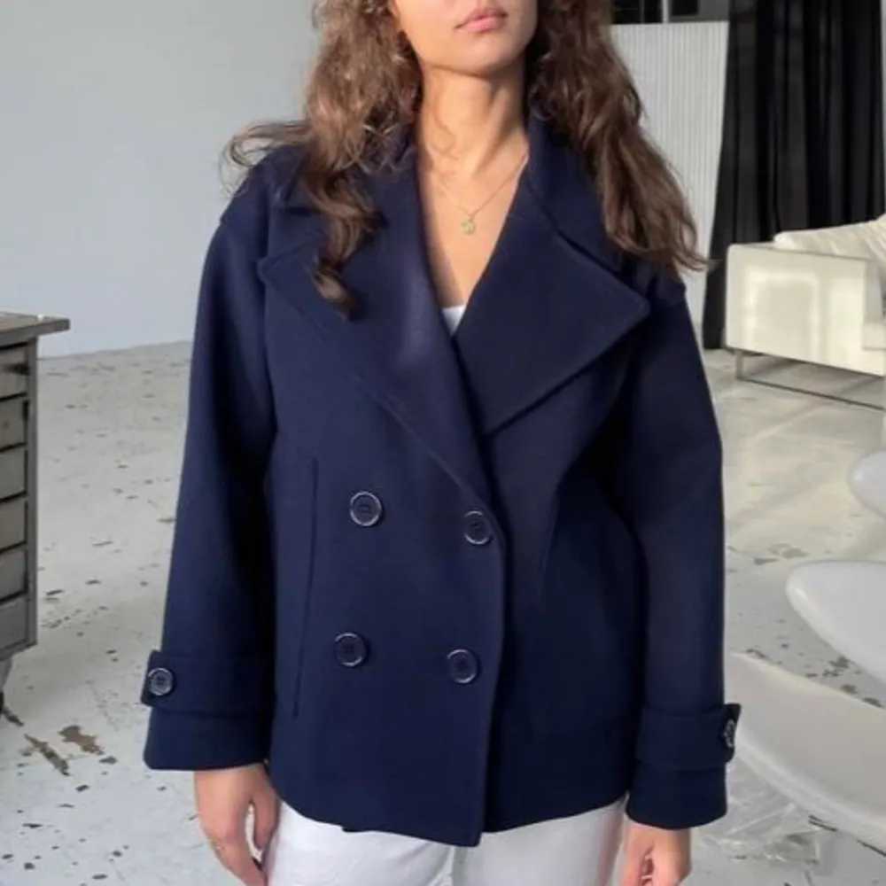 Hejj! Jag säljer denhär mörkblåa Gina coat ifrån design by si då jag råkade beställa två💓 Bara att höra av sig för fler bilder. Jackan som säljs är fortfarande kvar i sin orginalförpackning).  Ser mörkare ut pågrund av ljuset.  Köparen står för frakt💗. Jackor.