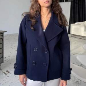Hejj! Jag säljer denhär mörkblåa Gina coat ifrån design by si då jag råkade beställa två💓 Bara att höra av sig för fler bilder. Jackan som säljs är fortfarande kvar i sin orginalförpackning).  Ser mörkare ut pågrund av ljuset.  Köparen står för frakt💗