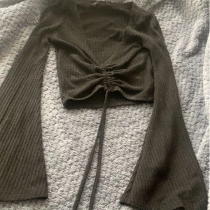 Svart topp - Svart topp som går att spänna åt 