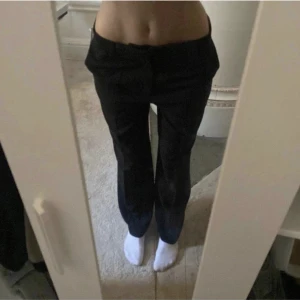 Lågmidjade kostymbyxor  - Säljer ett par lågmidjade kostymbyxor jag köpte här på plick så vet tyvärr inte vart den är ifrån och inte heller storlek. Men passar någon runt 165❤️‍🔥❤️‍🔥