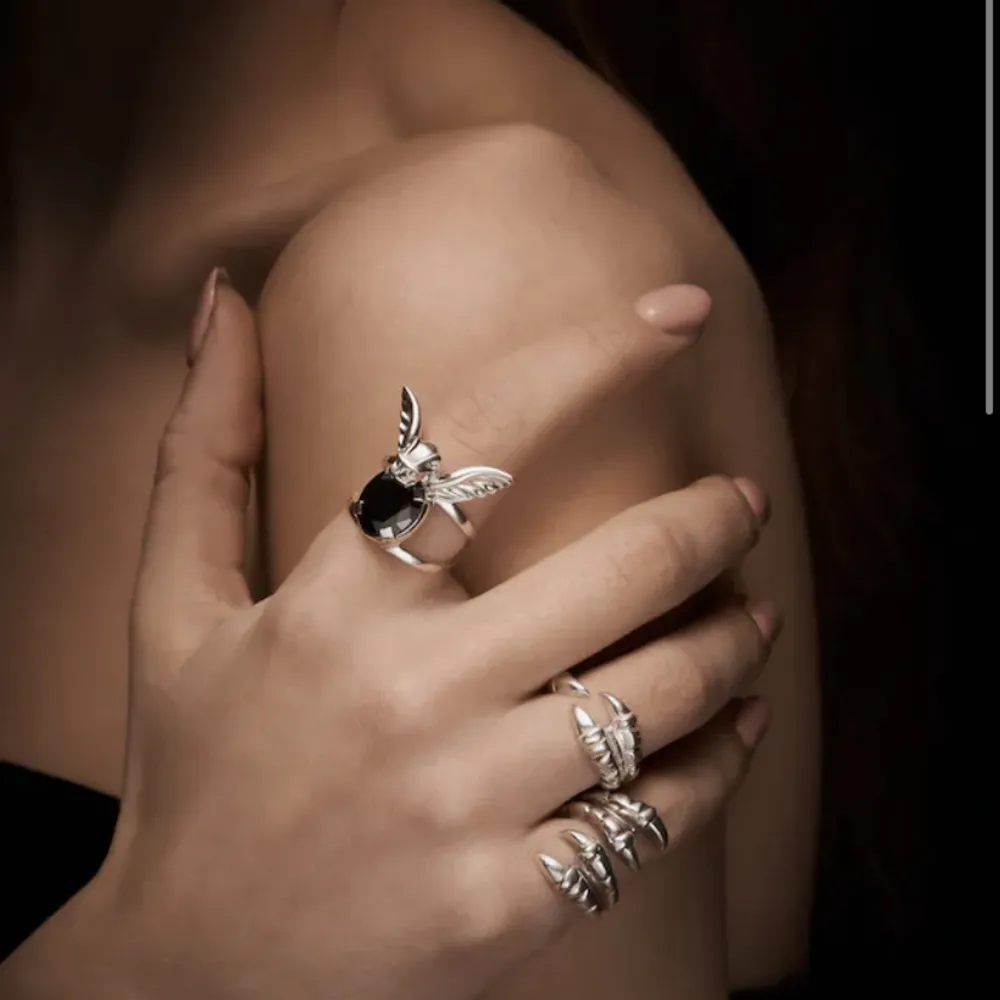 Säljer denna Maria Nilsdotter ringen ”Gargoyle ring” ❤️silver ring med svart Sten. Nypris ligger på 5300kr. Ringen är i storlek 18 och är i super fint skick.  Vid bud, intresse och frågor är det bara att skriva. ❤️. Accessoarer.