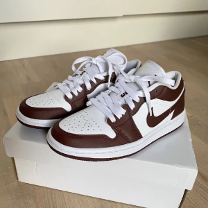 Nike Air Jordan 1  - Varan är i nyskick. Säljer pga att de aldrig kommit till användning! Vid snabb affär kan pris diskuteras🤍