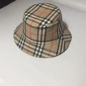 Hej säljer en helt ny burberry  bucket hat,är ej fake,har tagen på sig fortfarande.
