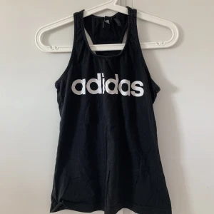 Adidas topp  - Ett linne som är köpt från adidas, det är använt ca 3 gnr och är så gott som ny