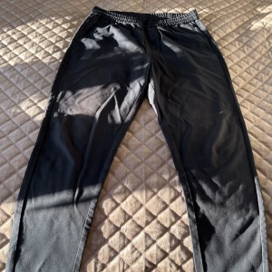 Selected homme byxor - Marinblå byxor från Selected homme. Köpt för 1000-1100kr.