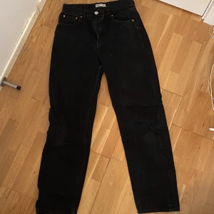 Jeans - Raka svarta jeans i bra skick