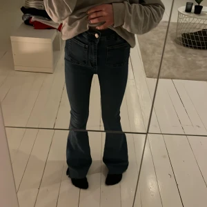 Jeans  - Jätte snygga jeans (boot cut) är med dockor både grann och bak. Aldrig använda. Ny pris 450 kr. Köparen  står för frakten❤️