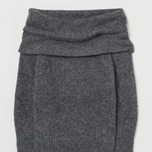 Tröja - Säljer denna slutsålda stickade off shoulder tröjan från H&M.  Säljer pga används ej.  Tröjan är endast testad💓 köparen står för frakt! Skriv för egna bilder💗