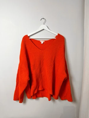 Orange stickad tröja - Tjock, stickad tröja från H&M, storlek XL men oversized. Tung