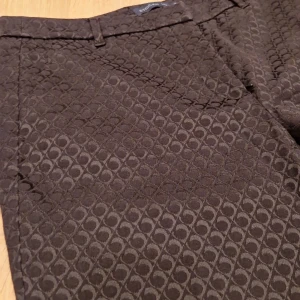 Byxor från Stockh lm - Svarta märkesbyxor från Stockh lm med mönster  Nästan oanvända 