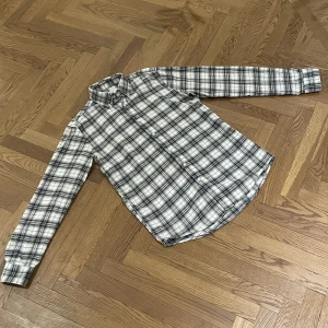 Our Legacy Skjorta - Our Legacy skjorta i storlek 46 / Small. Skjortan är gjord i Portugal i 100% bomull. Finns småtecken på slitage men inget stort. Finns i Bromma. Kan även skickas 