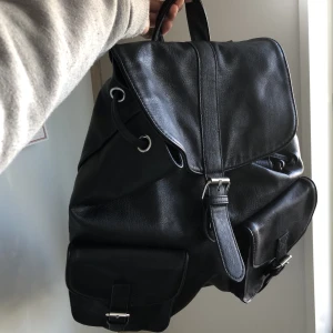 Ryggsäck  - Ryggsäck med häftiga detaljer. Justerbara band. Fake läder 🫶