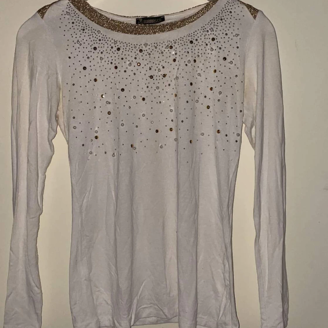 Vit tröja med pärlor 