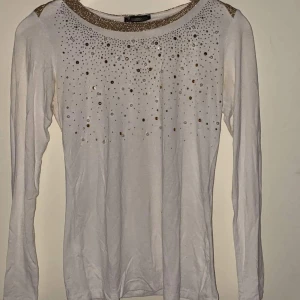 Vit tröja med pärlor  - Obs köparen står för fakten 
