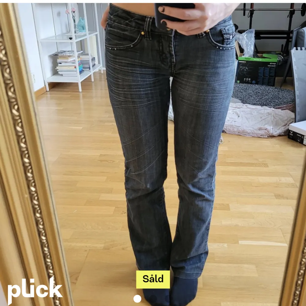 Mina favoritjeans och har varit det länge😢 men måste börja spara ihop pengar💕vill se vad jag kan få för dom, köpte för ca 600kr på plick. Jeans & Byxor.