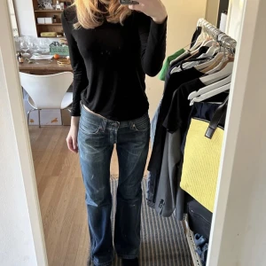 Snyggaste jeansen  - Köpte dessa vintage Levis på plick nyligen, men tyvärr passade de inte mig :(( Lågmidjade, raka i benen och skitsnygga. Storlek 29/32. Midja 78 cm. ✨💕Obs: Bilderna är hämtade från den jag köpte av. För fler bilder, skriv DM ✨