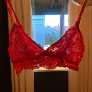 Spets bh  - Super fina och sköna spets bh-ar. 2 för 100 eller 1 för 60kr. Bra skick och utan noppror.