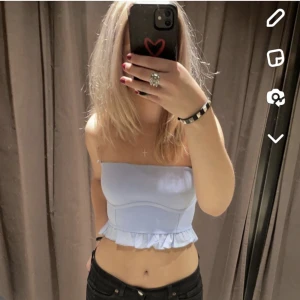 Zara topp - Säljer min fina ljusblåa bandeau topp från zara💓 Storlek M
