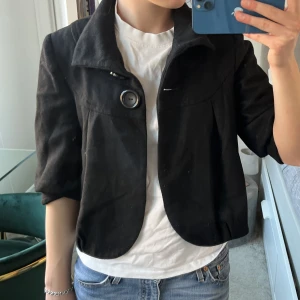 Kappa!  - Så fin trekvartsärmad kappa!! Står ingen storlek men skulle säga att den är i S😍