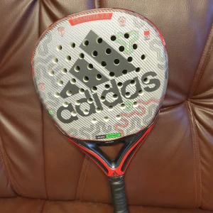 Padelrack (Fint Skick) - Nu när sommaren är snart här, är det dags att testa sina padel skills.   Padelracket ni ser på omslagsfotot är en: Adidas Essnova 2.0 (ordinarie pris, 2000 kr)   Vid köp av racket får man det andra racket som bonus.   Telefon: 0721631904