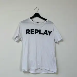 Säljer en snygg Replay t-shirt i bra skick.