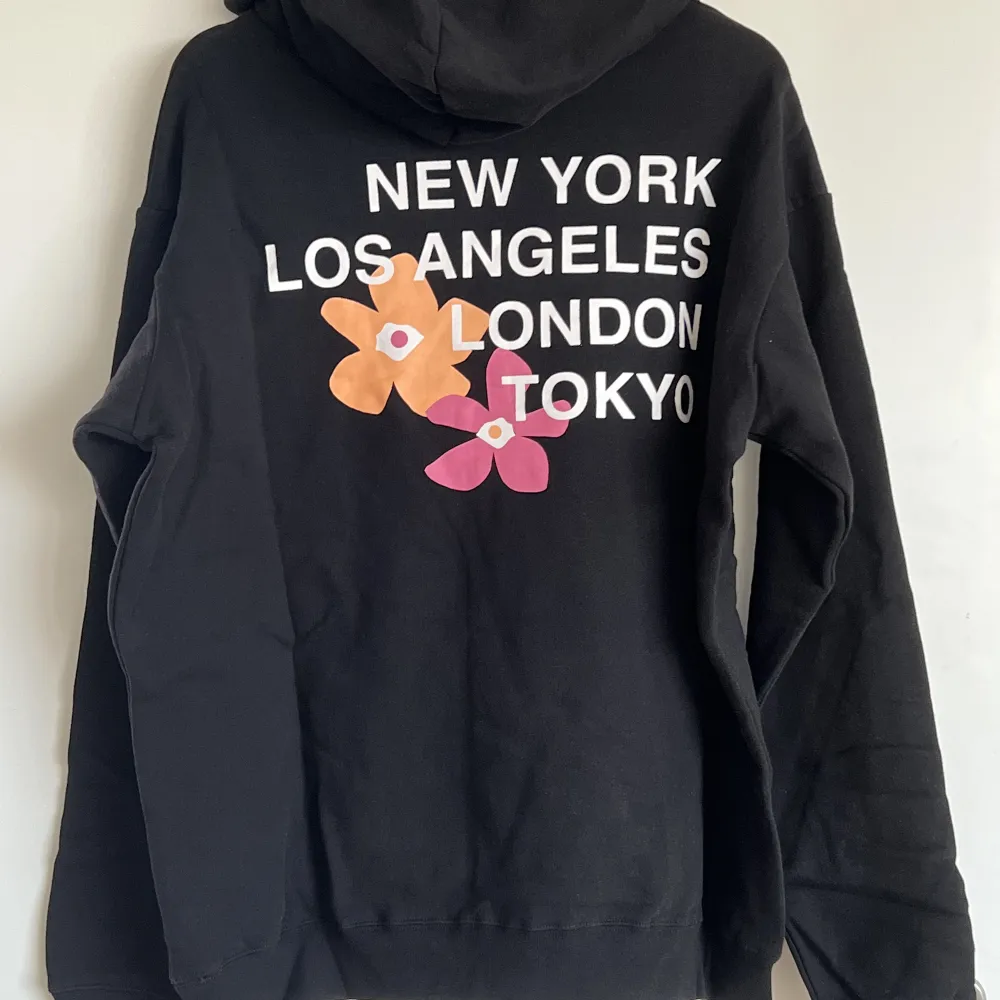 Item is almost brand new in size L. Meet up in Stockholm or can ship!✨. Hoodies.