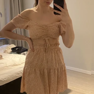 2 piece top och kjol - Gammelrosa set med vita blommor Storlek S/36 men passar även M