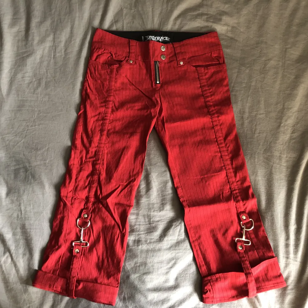 korta randiga röda byxor från lipservice ! det står small men dom ser ganska små ut ! har aldrig använt !. Jeans & Byxor.