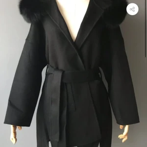 Äkta Paris Ullkappa i svart  - Säljer en helt ny Paris Ullkappa storlek S (passar storlek M också) för 3000kr, kvitto kommer med kappa, Möts upp vid intresse! 