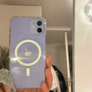 Apple Magsafe Skal - Genomskinligt iPhone skal med magneter som fungerar perfekt till MagSafe laddare eller annan trådlös. Skalet är helt oanvänt, endast testat, säljer för att jag har två! ☺️ Nypris 700kr, pris går att diskutera!