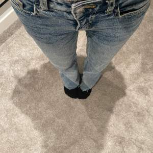 säljer mina jättefina low waist jeans från HM. jag är 163 och de passar mig bra i midjan, har klippt de där nere för att de skulle passa mig i längden. Säljer pga att de inte kommer till användning. KÖPAREN STÅR FÖR FRAKT 