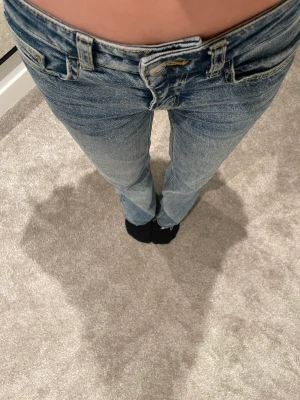 Low waist Jeans från HM - säljer mina jättefina low waist jeans från HM. jag är 163 och de passar mig bra i midjan, har klippt de där nere för att de skulle passa mig i längden. Säljer pga att de inte kommer till användning. KÖPAREN STÅR FÖR FRAKT 