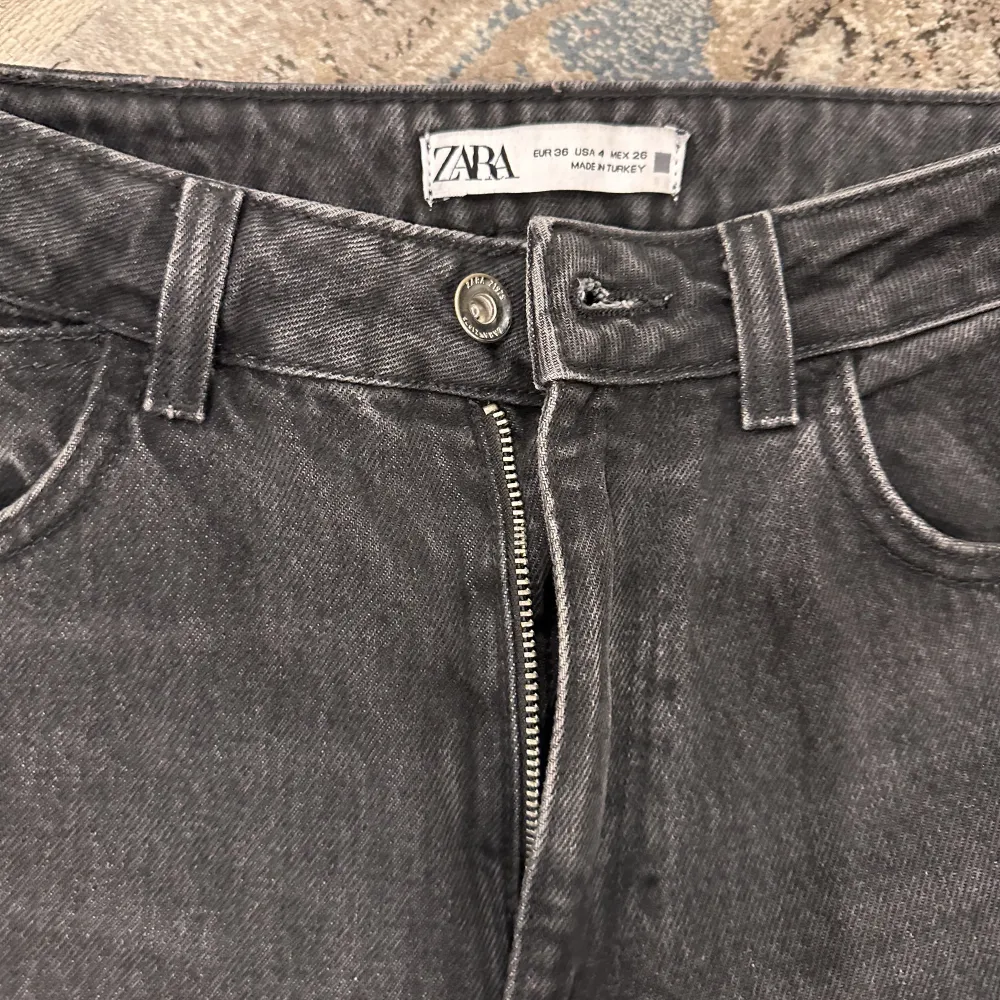Snygga jeans från ZARA, använd max 3 gånher  Slutar vid fötterna spå mig som är 1,57. Jeans & Byxor.