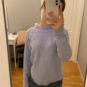 ljusblå stickad tröja  - säljer denna ljusblåa stickade tröja från veromoda. köparen står för frakt, skriv för fler bilder. säljer pga att ja ej använder längre.