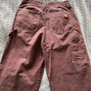 Santa Cruz Cargo Pants - Ett par skitsnygga cargo byxor från Santa Cruz i modellen Nolan Carpenter. Jag köpte dem på urban outfitters men säljer de då dem är försmå för mig.💕 De är i storleken 34/6 men jag tycker aty de passar XXS/XS/S.