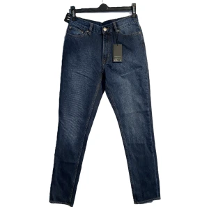 Cheap Monday ”Audiac” Jeans - Aldrig använda. Mid Rise Regular Tapered. Storlek W26 L32. Se mer info på bild 3!