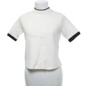 Stickad tshirt  - Säljer denna fina stickade T-shirten i ett rätt så tjock material från Zara, helt o använd om nyskick💕