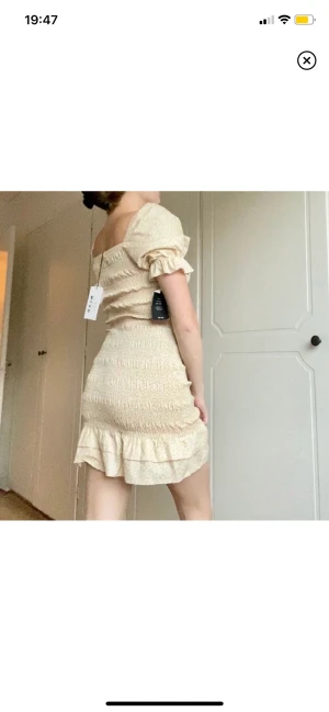 Sommar klänning - Ska flytta 20 mars. Det som inte är sålt tills dess kommer jag skänka bort. Därav det billiga priset. Betalning via swish.