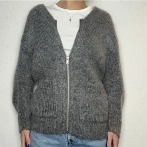 !söker!  - Söker denna kofta från COS, skriv gärna till mig om du har en som du kan tänka dig sälja!!! Helst i Xs 