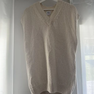 Stickad väst från Zara, storlek S - Stickad beige väst från Zara. Nyskick då den endast är använd en gång. Säljer då den inte kommer till användning.