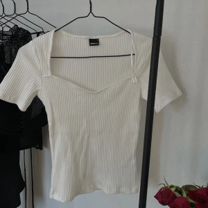 Topp - Topp med hjärt urringning