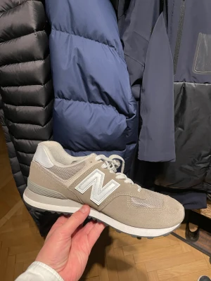 New Balance 43 - Säljer mina sprillans nya New Balance storlek 43 pga present jag ej kan lämna tillbaka. En liten fläck på ena skon längst fram. Går säkert att få bort men inget man tänker på.
