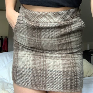 Kjol - Snygg kjol. Men för liten för mig därför blir den för kort Kan posta🤎