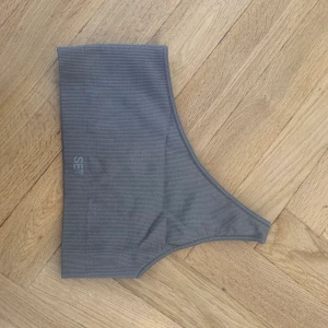 Sport topp - En super snygg sport topp från märket set active, storlek xs, skulle säga att den är grå/beige, säljer den för att den inte passar längre, toppen är i bra skick, ordinarie pris 544kr