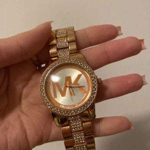 Michael kors klocka  - Helt oanvänd klocka, kom aldrig till användning bara legat i min smyckeslåda. Rose guld färgad klocka.