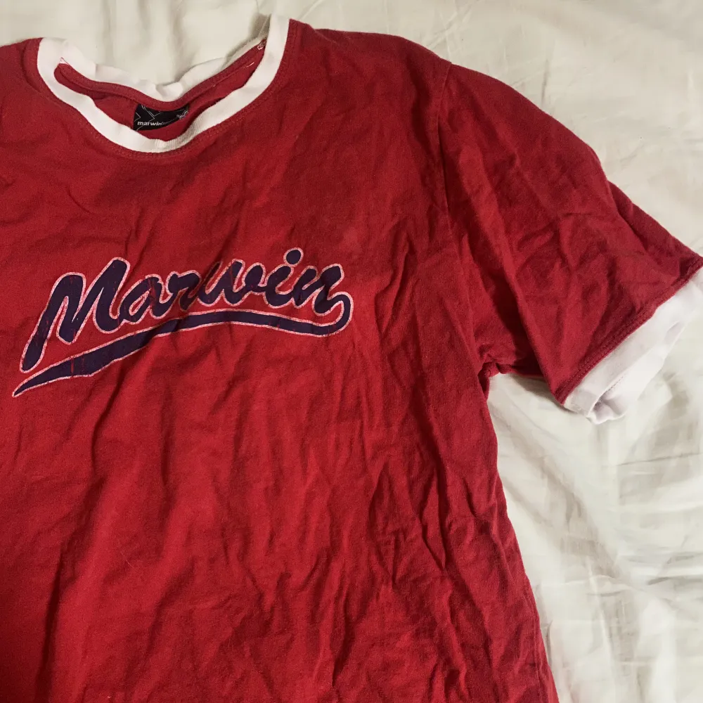 Röd tröja, storlek XL men mer som M (sitter löst på M)😊. T-shirts.