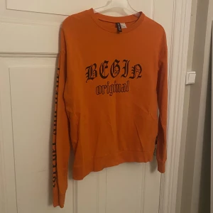 Tröja från H&M  - Säljer denna coola tröjan från H&M. I fint skick. Med tryck på ärmarna och framsidan. Storlek S. 100% bomull. 