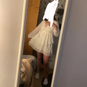 Studentklänning  - Jättefin studentklänning, bara använd på studenten för 2 år sedan! Storlek L